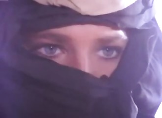 Des gouines se frottent chatte contre chatte