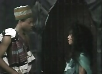 Brune prise en sandwich lors d'une film porno rétro