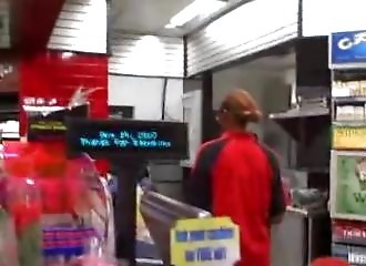 Cette caissière va vidanger expressément les couilles de son collègue