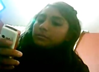 Une brune poilue assouvit son envie d'exhib live