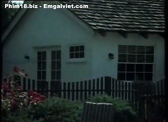 Toutes deux en uniforme sexy pour l'exciter