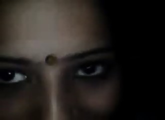 Une indienne sensuelle montre ses gros seins