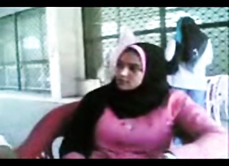 Elle retire son hijab d'arabe pour se doucher