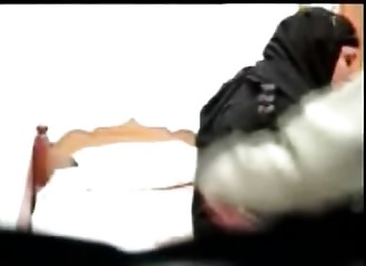 Une arabe retire son hijab pour niquer