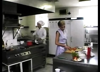 Un cuisinier encule sa collègue