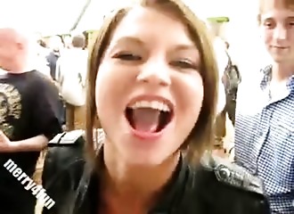 Pipe en public lors d'un gang bang