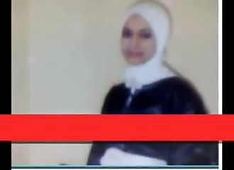 Une brune de 35 ans se photographie