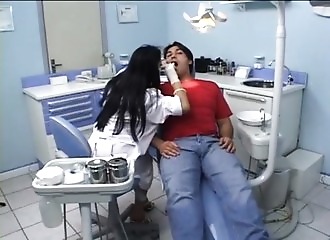 La femme dentiste enculée par son patient