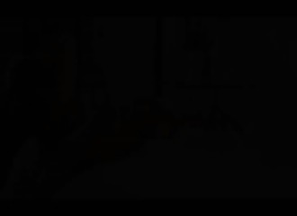 Le sperme goutte de sa chatte distendue