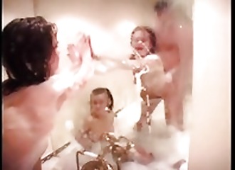 Chanceux baise deux coquines dans la douche