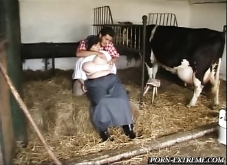 Une grosse fermière baise dans l'étable