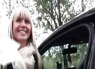 Blonde de l'est baisée dans la voiture d'un inconnu contre de l'argent