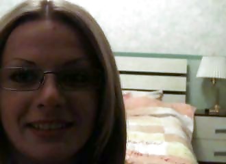 Blonde sexy en string blanc se déshabille et touche sa chatte