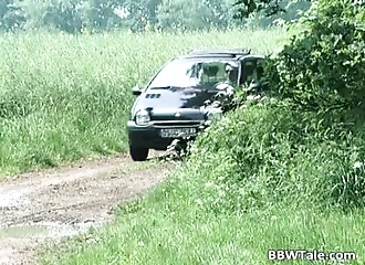 Cette blonde mûre baise portière ouverte