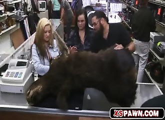 Deux clientes le sucent avec conviction