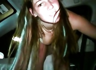 Cochonne se fait défoncer par deux mecs, le cul sortant d'une voiture