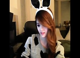 Elle retire son déguisement pendant un strip