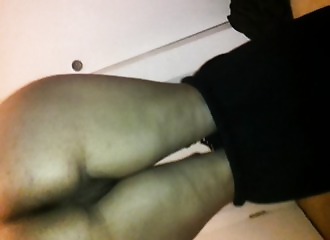 Une mature énorme montre cul et foufounette