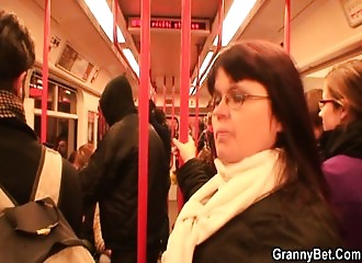 Dans les bras d'une cougar ronde et salope