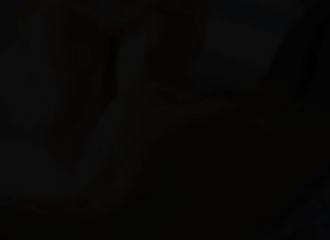 Un gode rose excite deux gouines en extérieur