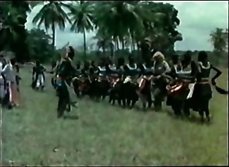 Blonde européenne baise avec une énorme bite en Afrique