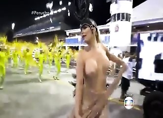 Le modèle Juliana Isen viré d'une parade après s'être mise nue