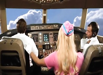 Une chaude hôtesse de l'air baisée par l'équipage