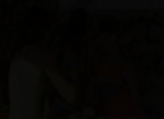 Trois lesbiennes se godent et se doigtent