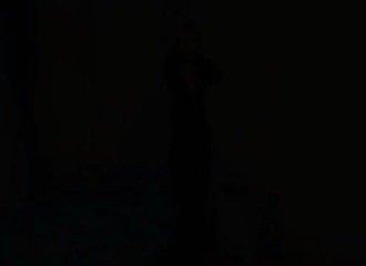 Striptease coquin avec des gestes provocants