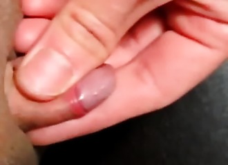 Un hermaphodite branle sa petite bite