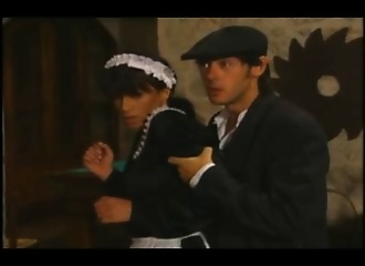 La soubrette baisée en levrette contre le billard