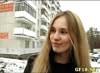 Criblé de dettes, il doit prêter sa copine avec un de ses potes