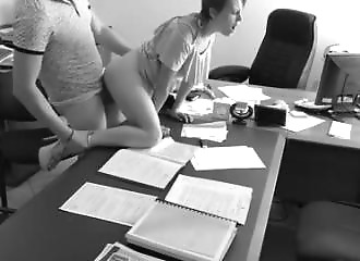 Secrétaire se fait prendre au bureau