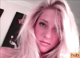 Bombe blonde couche avec un gros chanceux