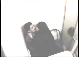 Son voile ne l'empêche pas d'être cochonne