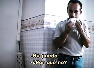 Un renifleur de petite culotte lèche une blondinette