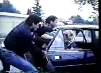 Kidnappée et sautée sur le capot