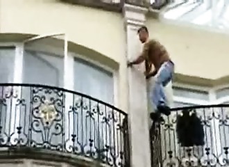 Sucé par sa jolie voisine nymphomane