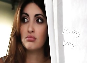 Onanisme pour cette belle lectrice de livre érotique